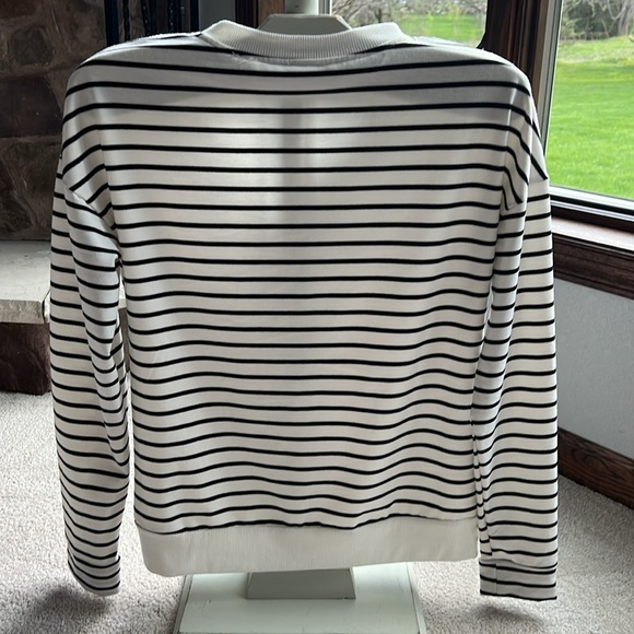 Daytrip - Long sleeve top with lace up front. - Picture 4 of 5